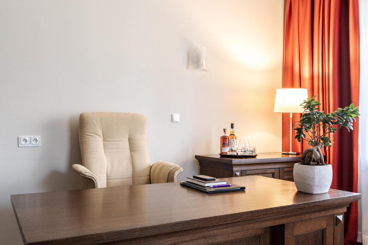 Crocus Hotel 4*