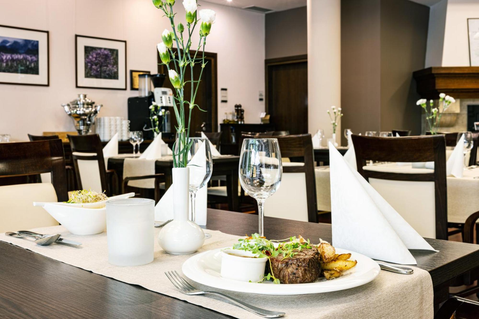 Crocus Hotel 4*